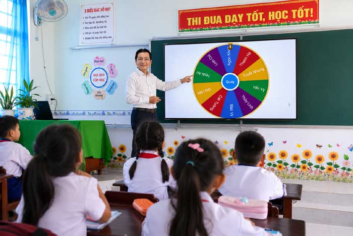 Dùng vòng quay may mắn trong phần tìm hiểu bài của bài giảng Những hòn đảo trên Vịnh Hạ Long